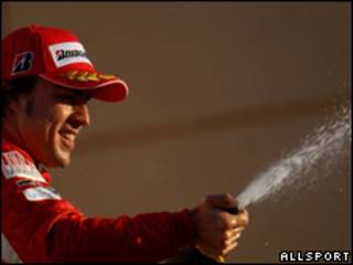 Fernando Alonso festeja su victoria en el Gran Premio de Bahréin de Fórmula 1