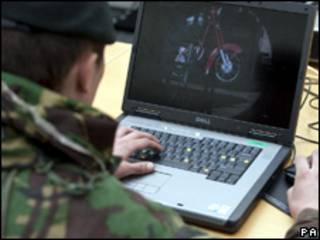 Soldado británico entrena frente a una computadora