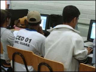 Estudiantes brasileños conectados a internet en una escuela de Brasília. Archivo