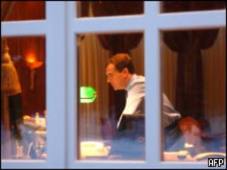 Президент России Дмитрий Медведев в окне (фото 10 марта 2010 года)