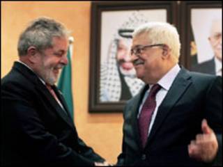 Lula (esquerda) e Mahmoud Abbas durante visita em março