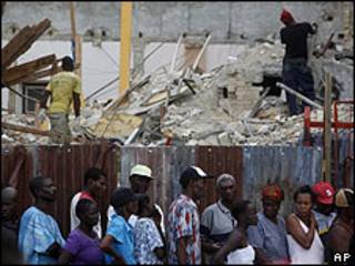 Supervivientes del terremoto en Haití esperan para recibir comida en Puerto Príncipe