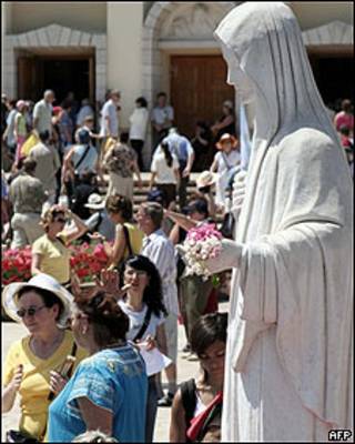 Peregrinos en el pequeño pueblo de Medjugorje, en el sur de Bosnia-Herzegovina.
