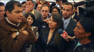 Rafael Correa, presidente de Ecuador, responde a medios de comunicación