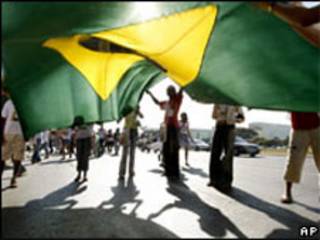 Pessoas sustentam bandeira brasileira (AP)