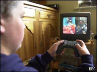 Garoto jogando video-game (BBC)