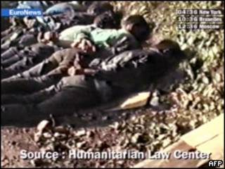 Imagens de TV mostram adolescentes mortos em Srebrenica em 95