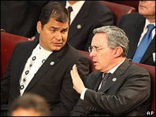 Rafael Correa y Álvaro Uribe, presidentes de Ecuador y Colombia, durante la toma de posesión de Sebastián Piñera en Chile. Archivo