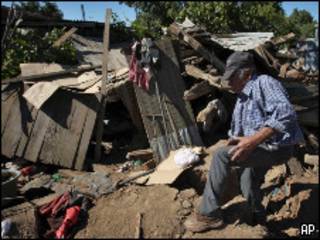 Un hombre afectado por el terremeto en Chile