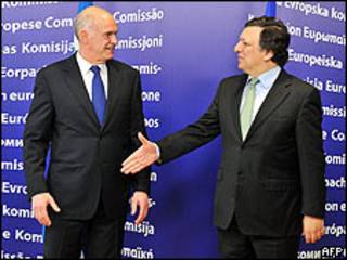 El presidente de la Comisión Europea, José Manuel Barroso, tiende su mano al primer ministro de Grecia, George Papandreou