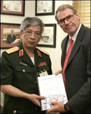 Bộ trưởng Quốc phòng Úc John Faulkner và thứ trưởng Quốc phòng Việt Nam, trung tướng Nguyễn Chí Vịnh