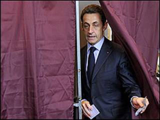 Sarkozy em dia de votação na França (AP)