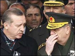 رجب طیب اردوغان، نخست وزیر ترکیه به همراه ژنرال ایلکر باش بوغ، رئیس ستاد مشترک ارتش این کشور