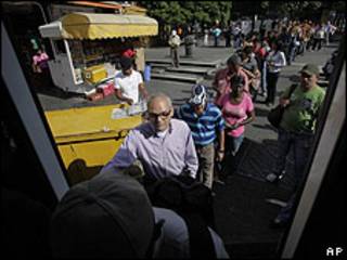 Fila para abordar un colectivo