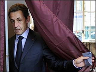 Nicolas Sarkozy votando este domingo