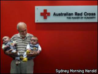James Harrison segura bebês (Sydney Morning Herald)
