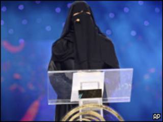 Foto de Hissa Hilal no concurso de poesia (AP)