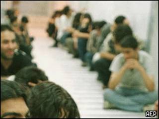 بازداشت شدگان در راهروهای اوین