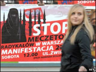 Afiches en Varsovia anuncian protesta contra la construcción de mezquita