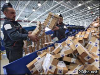 Работник "Почты России" сортирует посылки