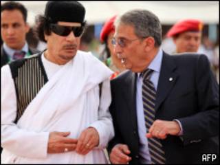 القذافي يستقبل عمرو موسى