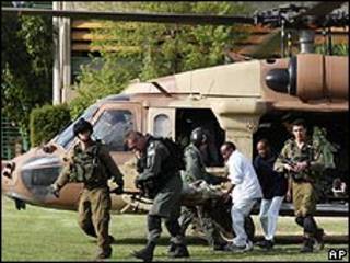 Médicos del ejército israelí retiran un soldado herido.