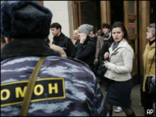 Сотрудник омона на фоне пассажиров метро