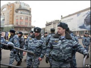 Fuerzas especiales de la policía rusa fuera de la estación de metro de Lubyanka en Moscú