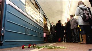 Цветы на месте взрыва в московском метро