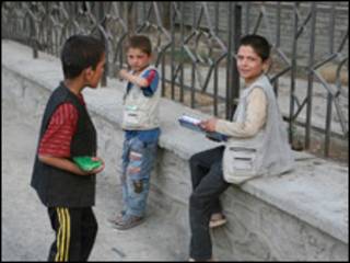 Niños mendigando en las calles de Kabul, Afganistán