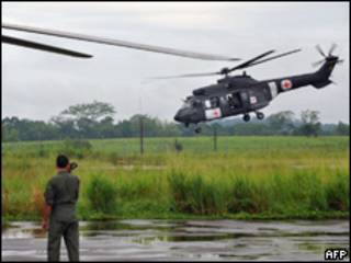 Helicóptero brasileiro parte para resgate nesta terça-feira (AFP)