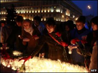 Russos prestam homenagem a vítimas de atentados em Moscou nesta quarta-feira (AFP)
