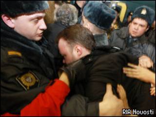 Милиция удерживает напавшего на Людмилу Алексееву