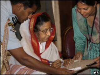 La presidenta india, Pratibha Patil, firma tras registrarse en el comienzo del censo
