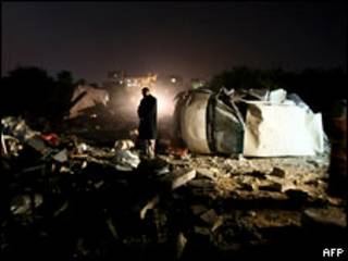 فلسطيني يتفقد موقغ اثر اصابته بقصف اسرائيلي