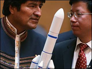 Evo Morales sostiene una réplica a escala del cohete en el que se lanzará el primer satélite boliviano