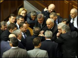 депутати БЮТ блокують трибуну, фото УНІАН