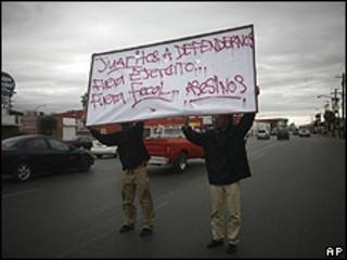 Personas protestando contra la presencia del ejército en Ciudad Juárez