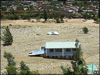 Casas enterradas por un alud en Porvenir, Perú
