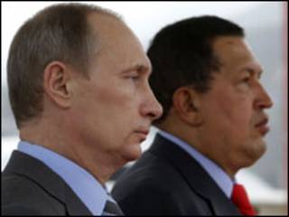 O premiê russo, Vladimir Putin e o presidente da Venezuela, Hugo Chávez. Foto AP/Alexei Nolsky/Pool