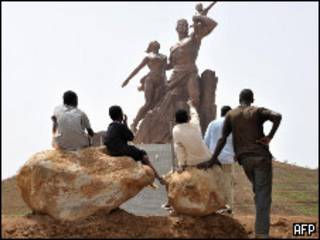 Estatua de "Renacimiento africano"