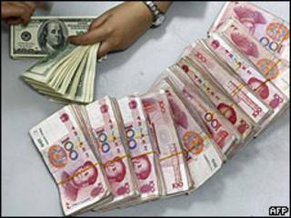 Billetes de divisa china y estadounidense.