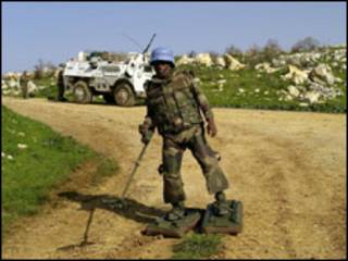Soldado francés, en misión de Naciones Unidas, busca minas en el sur del Líbano