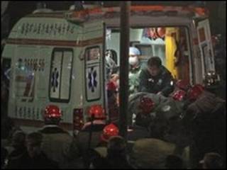 انتقال معدنچیان نجات یافته با آمبولانس