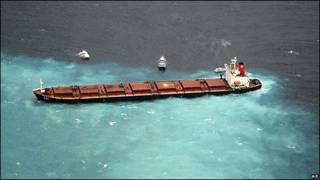 Barco chino encallado cerca de la Gran Barrera de Coral en Australia