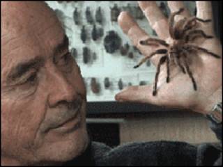Georges Brossard con una araña en la mano.