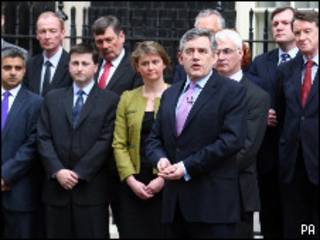 Gordon Brown y su gabinete durante el anuncio