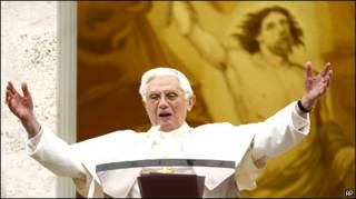 Giáo hoàng Benedict XVI chào con chiên từ nhà mùa hè ở Castel Gandolfo, ở phía nam Rome