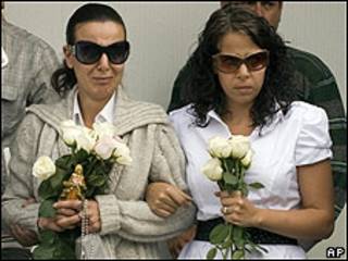 La madre de Paulette Gebara Farah (izq.) asiste al funeral de su hija