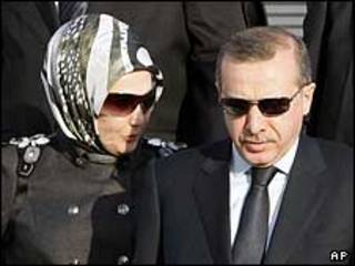 رجب طیب اردوغان، نخست وزیر ترکیه به همراه امینه، همسرش در پاریس